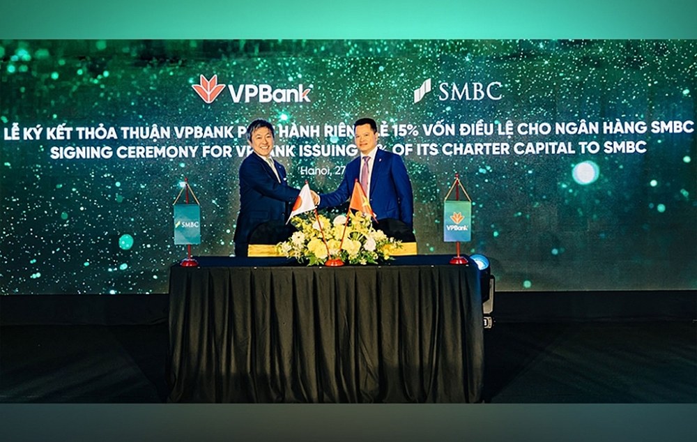 Lãnh đạo VPBank (bên phải) và đại diện Ngân hàng SMBC ký kết thỏa thuận.