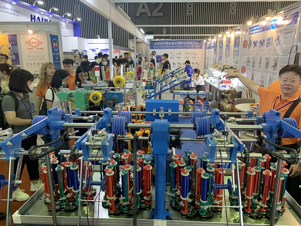 Doanh nghiệp quan tâm tìm hiểu các máy móc thiết bị, công nghệ mới tại triển lãm Saigontex vừa diễn ra tại TPHCM. 	Ảnh: N.H