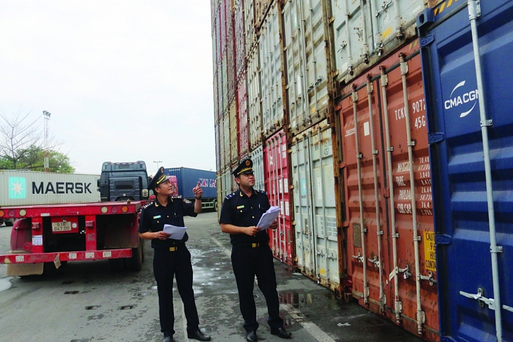 Công chức Chi cục Hải quan cửa khẩu cảng Đồng Nai giám sát hàng hóa XNK . 	Ảnh: N.H