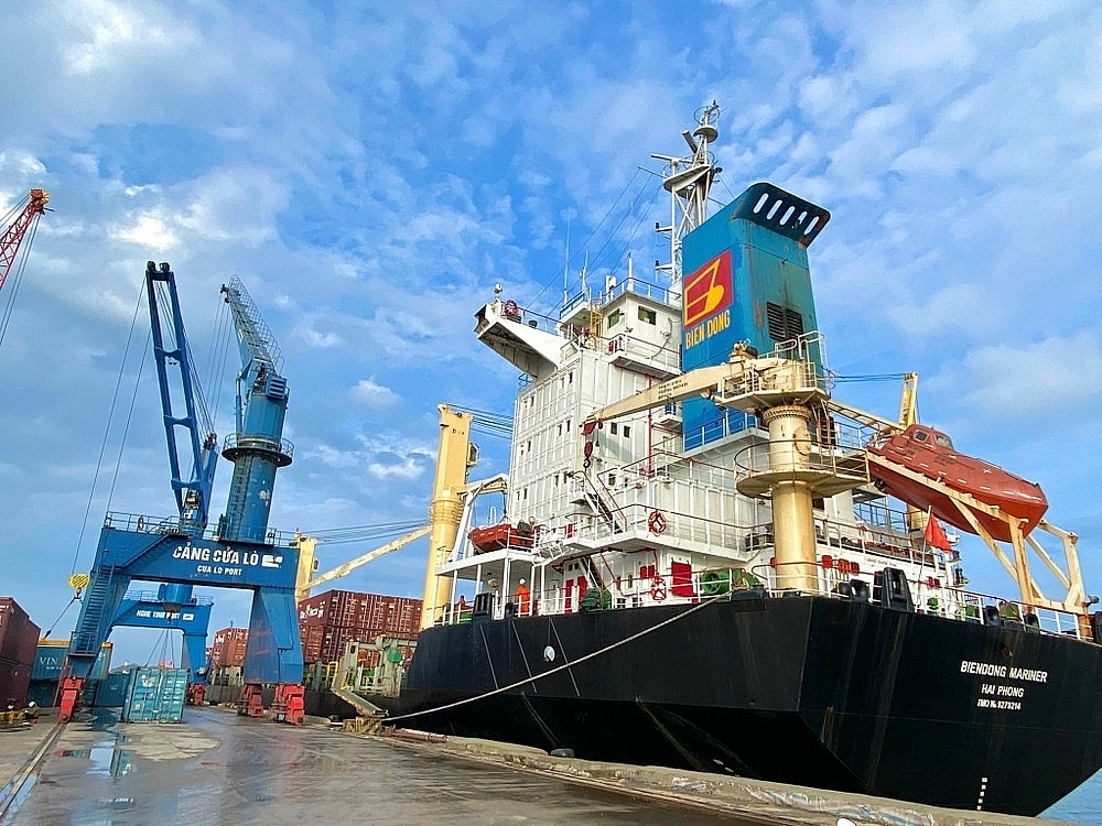 Chuyến tàu Container quốc tế BIENDONG MARINER cập Cảng Cửa Lò đi Port Klang (Malaysia) - Kolkata (India) - Chittagong (Bangladesh) sáng 22/9/2022. 	Ảnh: Thu Huyền