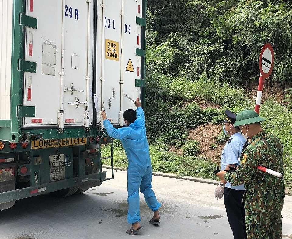 Công chức Hải quan Tân Thanh phối hợp với lực lượng Biên phòng phân luồng đối với mặt hàng nông sản XK	Ảnh: Trần Cường