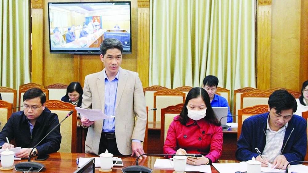 Ông Đào Xuân Cường (người đứng), Trưởng Ban quản lý các khu công nghiệp tỉnh Bắc Giang