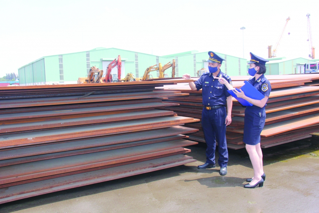 Công chức Chi cục Hải quan cảng Sài Gòn khu vực 3 (Cục Hải quan TPHCM) kiểm tra hàng NK.	Ảnh: T.H