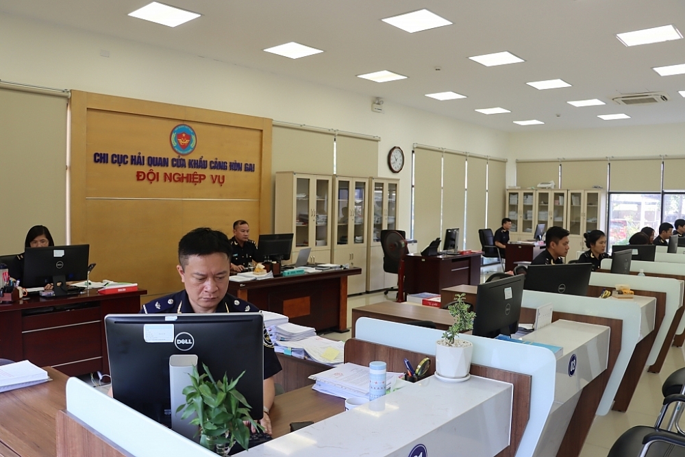 Hoạt động nghiệp vụ tại Chi cục Hải quan cửa khẩu cảng Hòn Gai, Cục Hải quan Quảng Ninh.	 Ảnh: Quang Hùng