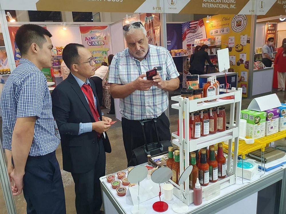 Khách hàng quốc tế tìm hiểu sản phẩm của Trí Kiên Spices tại hội chợ Thaifex 2023.  Ảnh: TL