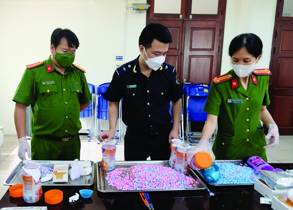 Phát hiện ma túy trong lô hàng vận chuyển từ châu Âu về Việt Nam qua đường hàng không đầu tháng 6/2022, tại Chi cục Hải quan Bắc Hà Nội. 	Ảnh: N.Linh