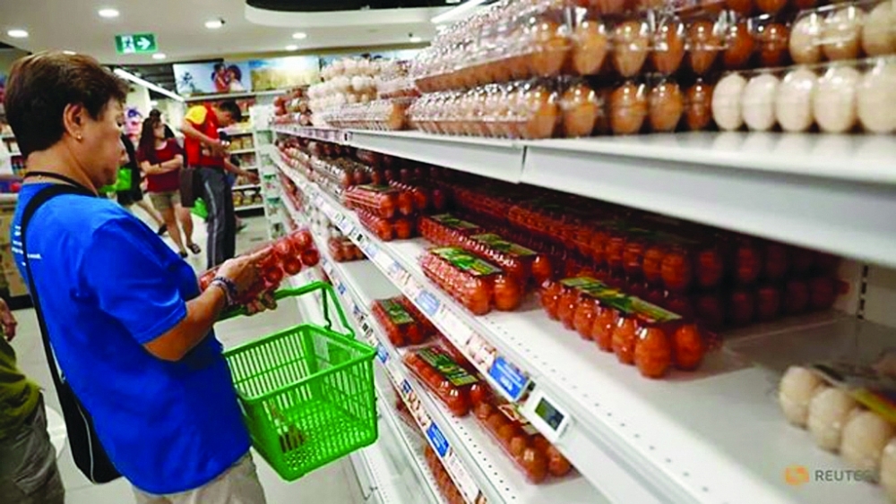 Người dân đi mua sắm tại siêu thị ở Singapore.