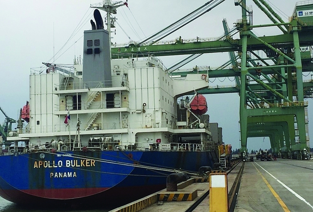 Tàu hàng bốc xếp dỡ hàng hóa tại cảng Sơn Dương (khu kinh tế Vũng Áng). 	Ảnh: H. Nụ