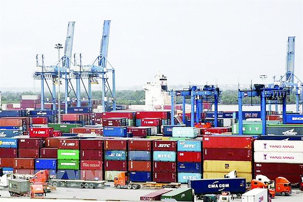 Việc lưu thông hàng hóa nhập khẩu tại cảng Cát Lái đang được gấp rút tháo gỡ. 	Ảnh: TTXVN