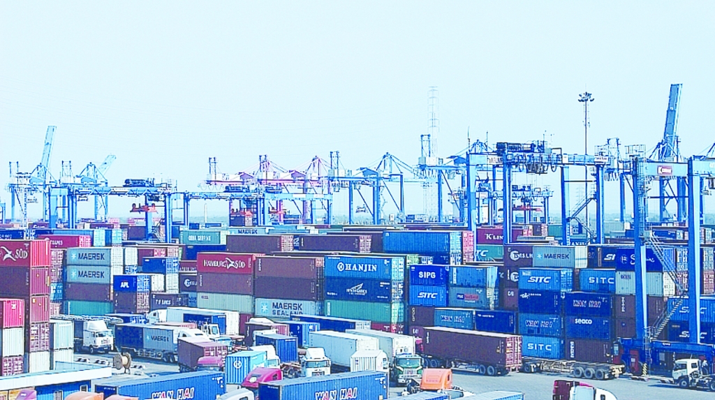 Đã có nhiều giải pháp được gấp rút ban hành nhằm giải tỏa hàng tồn tại cảng Cát Lái. 	Ảnh: T.H