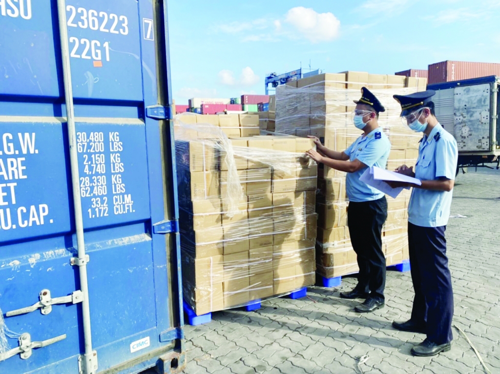 Công chức Hải quan TPHCM làm thủ tục cho hàng hóa XNK qua cảng Cát Lái . Ảnh: L.Linh