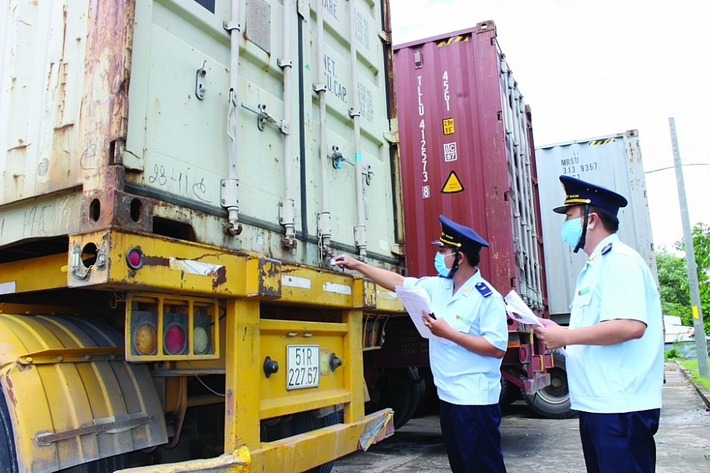 Công chức Hải quan cửa khẩu quốc tế Bình Hiệp (Long An) kiểm tra hàng hóa xuất khẩu.	 Ảnh: T.D