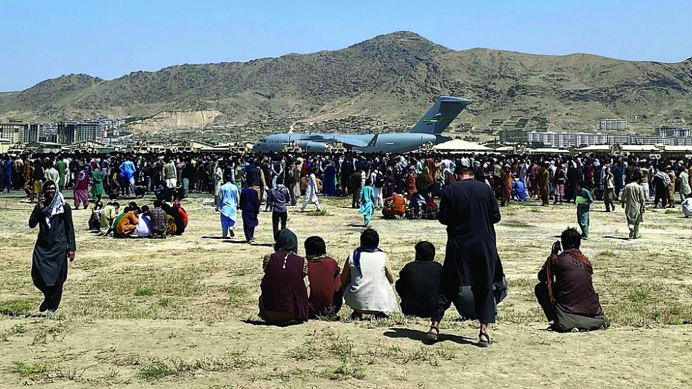 Người dân Afghanistan chầu chực tại sân bay Kabul để chờ được giải cứu.