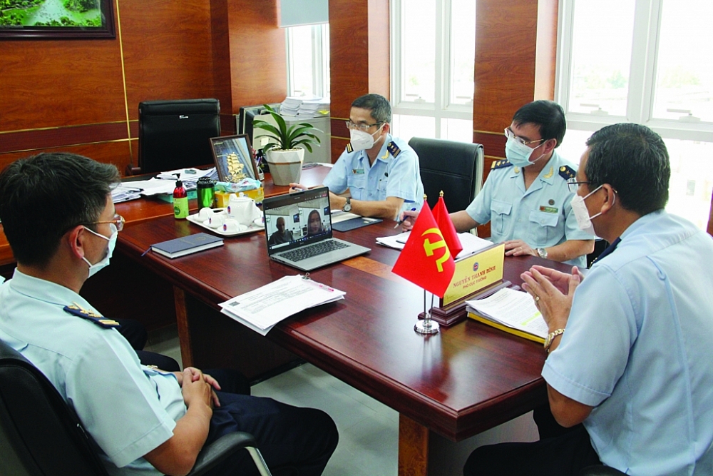 Lãnh đạo Cục Hải quan Bình Dương và các phòng ban tham mưu thực hiện tham vấn trực tuyến gỡ vướng về thủ tục hải quan cho Công ty TNHH Medochemie (Viễn Đông). 	Ảnh: Phi Vũ