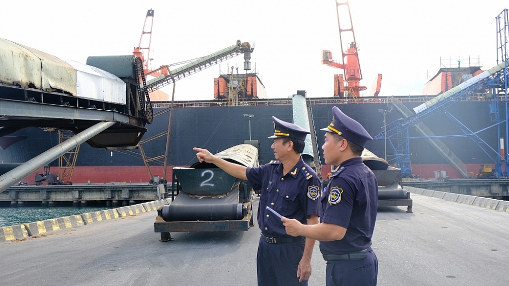 Công chức Chi cục Hải quan cửa khẩu cảng Chân Mây kiểm tra hàng hóa XNK. 	Ảnh: N.Linh