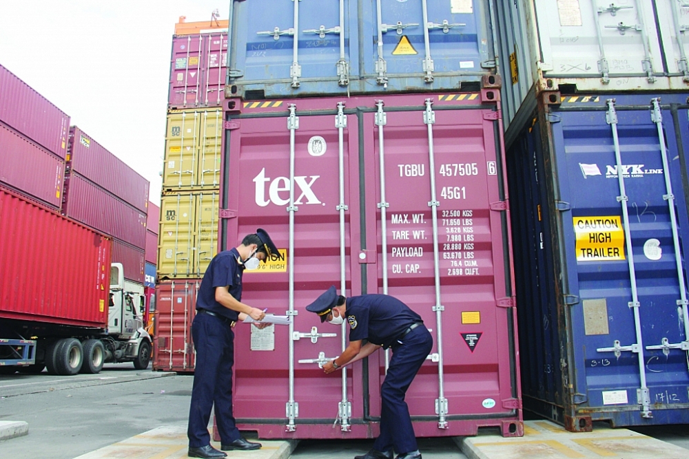 Công chức Chi cục Hải quan cửa khẩu cảng tổng hợp Bình Dương giám sát hàng hóa tại cảng. 	Ảnh: T.D