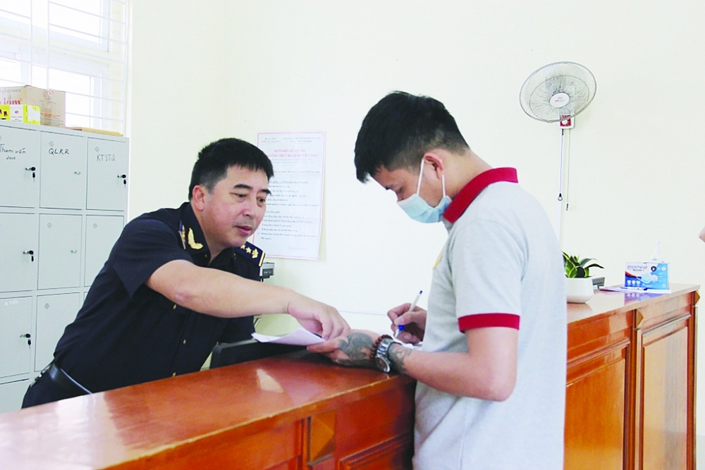 Công chức Phạm Anh Thắng đang hướng dẫn đại diện DN làm thủ tục hải quan