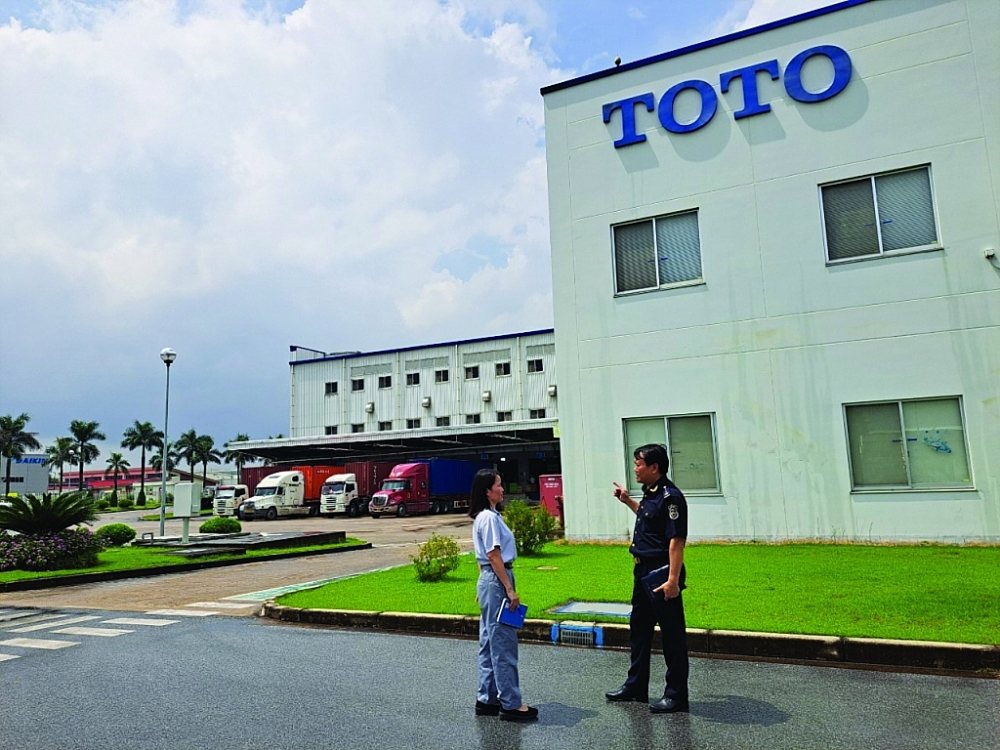  Đại diện Chi cục Hải quan Hưng Yên trực tiếp đến nhà máy của Công ty TNHH TOTO Việt Nam tại Hưng Yên để nắm bắt nhu cầu của doanh nghiệp. 	Ảnh: T.Bình.