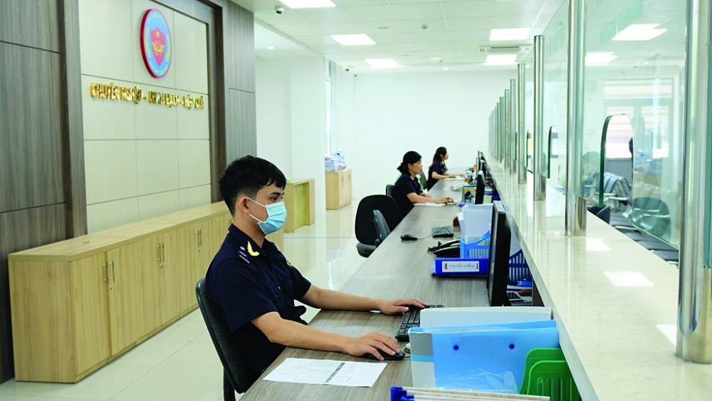  Hoạt động nghiệp vụ của công chức Chi cục Hải quan cửa khẩu sân bay quốc tế Đà Nẵng. 	 Ảnh: Thùy Linh