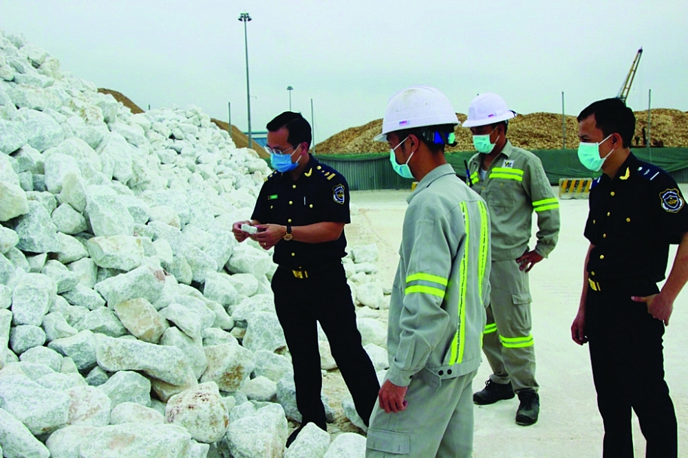 Công chức Chi cục Hải quan cửa khẩu cảng Nghi Sơn (Cục Hải quan Thanh Hóa) kiểm tra hàng hóa XNK.  Ảnh: Hải quan Thanh Hóa