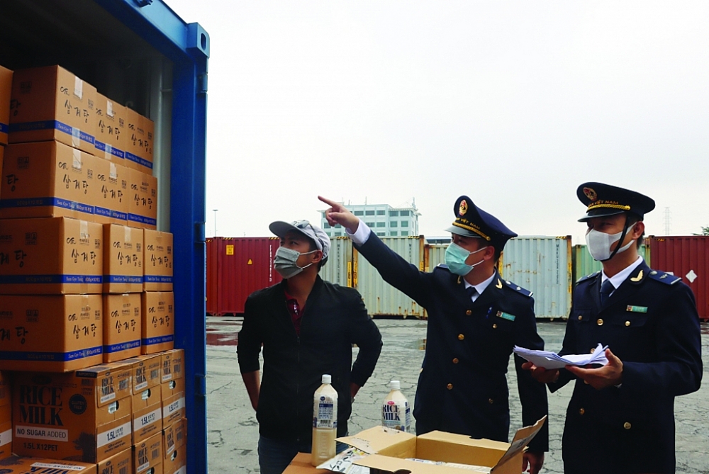 Công chức Chi cục Hải quan cửa khẩu cảng Hải Phòng khu vực 1 kiểm tra thực tế hàng hóa. 	Ảnh: T.BÌNH