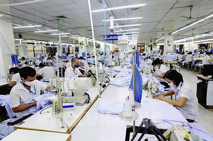 Công nhân sản xuất hàng dệt may tại May10. 	Ảnh: ST
