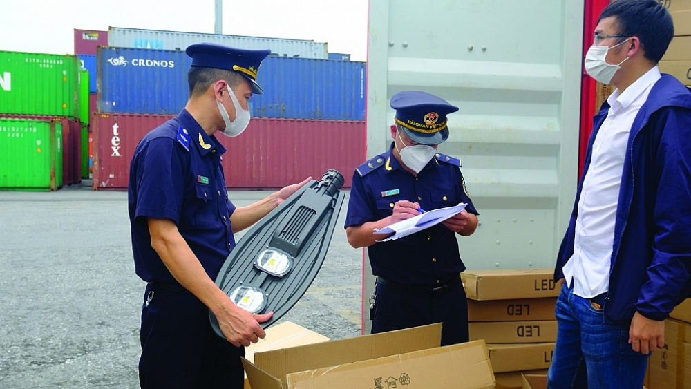 Công chức Hải quan cửa khẩu cảng Hải Phòng KV 3 (Cục  Hải quan Hải Phòng) kiểm tra hàng hóa XNK. 	Ảnh N.Linh