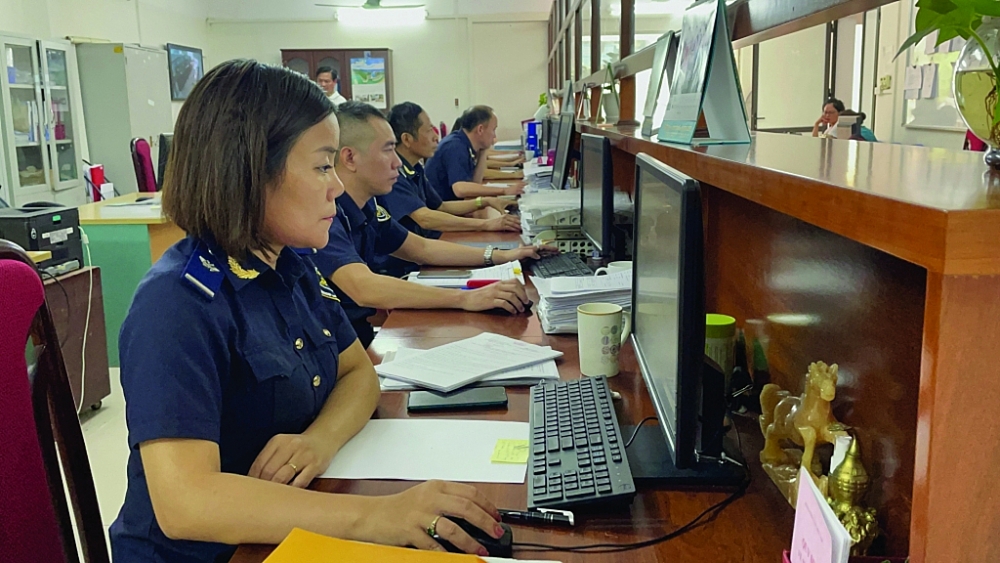 Hoạt động nghiệp vụ của công chức Chi cục Hải quan Quản lý hàng Đầu tư-Gia công (Cục Hải quan Hà Nội). 	Ảnh: N.Linh