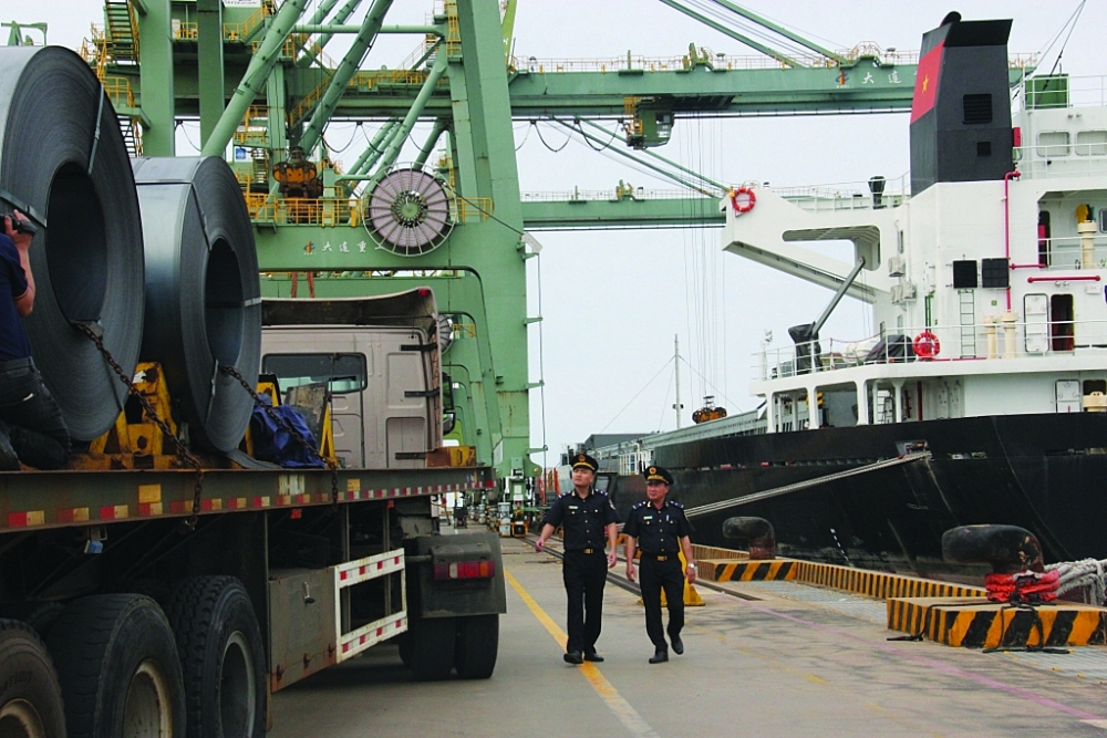 Công chức Chi cục Hải quan cửa khẩu cảng Vũng Áng (Cục Hải quan Hà Tĩnh) giám sát mặt hàng thép XK tại cảng Sơn Dương. 	 Ảnh: H.Nụ