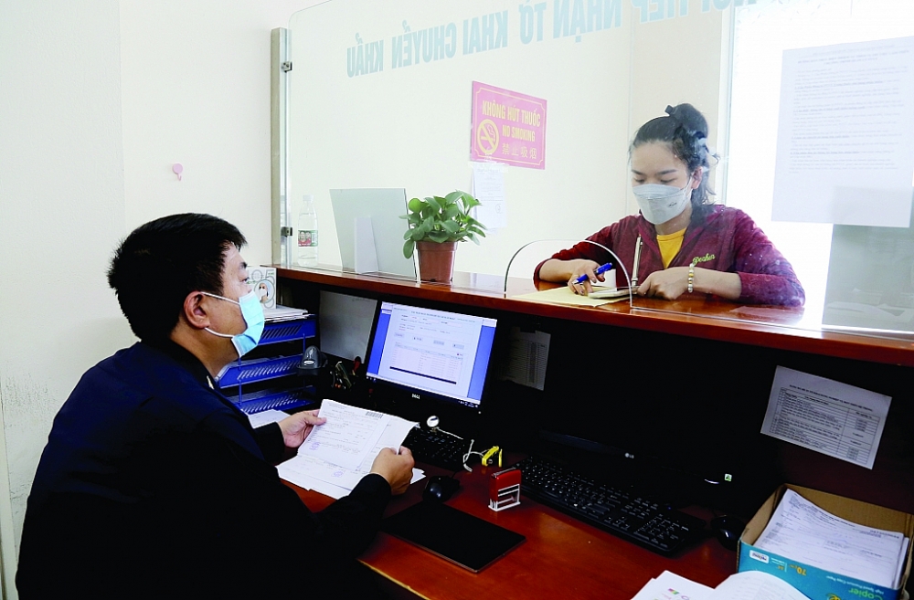Công chức Chi cục Hải quan Tân Thanh (Cục Hải quan Lạng Sơn) hướng dẫn DN làm thủ tục XK hàng hóa. 	Ảnh: H.Nụ
