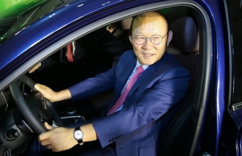 Tập đoàn Thành Công và Hyundai trao tặng ông Park Hang Seo chiếc xe Santafe