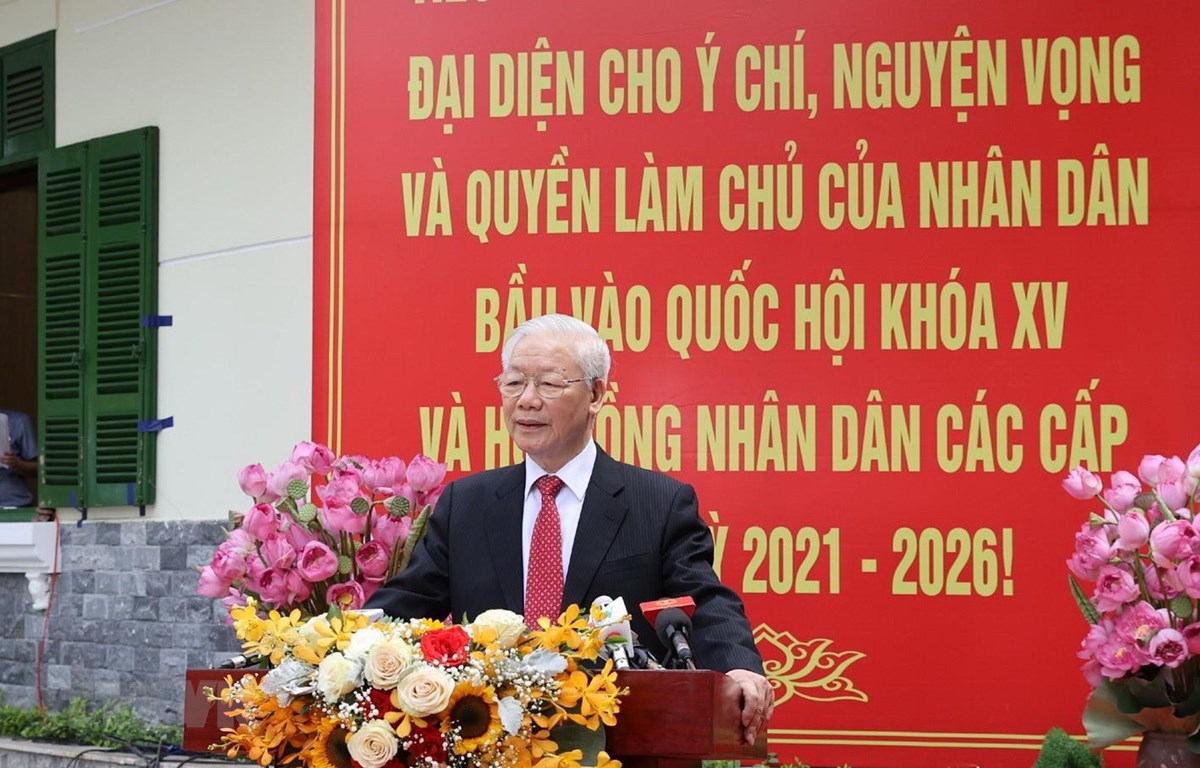 Tổng Bí thư Nguyễn Phú Trọng trả lời phỏng vấn báo chí tại Khu vực bỏ phiếu số 4, phường Nguyễn Du, quận Hai Bà Trưng. (Ảnh: Trí Dũng/TTXVN)