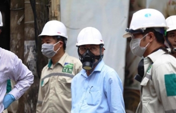 Đại diện Bộ TN&MT đeo mặt nạ phòng độc kiểm tra vụ cháy Rạng Đông