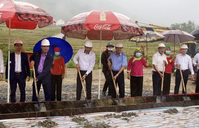 T&T Group trao tặng 2.000 tấn xi măng hỗ trợ thị xã Sa Pa