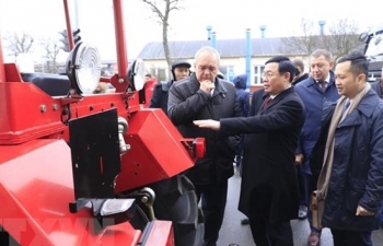 Phó Thủ tướng Vương Đình Huệ thăm nhà máy sản xuất ôtô MAZ của Belarus