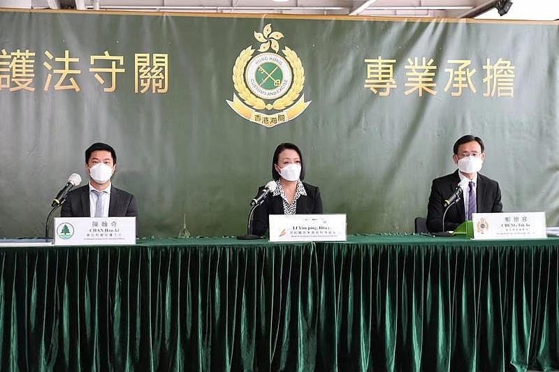Bà Rita Li Yim-ping (giữa),  Lãnh đạo Cục Điều tra Tội phạm có tổ chức của Cục Hải quan & Thuế  Hồng Kông, và hai cán bộ Hải quan  trả lời báo chí về vụ án buôn lậu  ngày 7/11/2022.