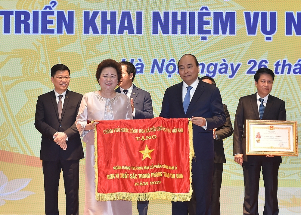 Thủ tướng Chính phủ Nguyễn Xuân Phúc trao Cờ thi đua cho đại diện lãnh đạo SeABank.