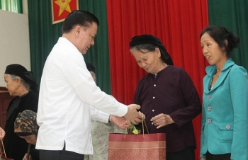 Bộ trưởng Bộ Tài chính thăm, tặng quà gia đình chính sách tại Chi Lăng