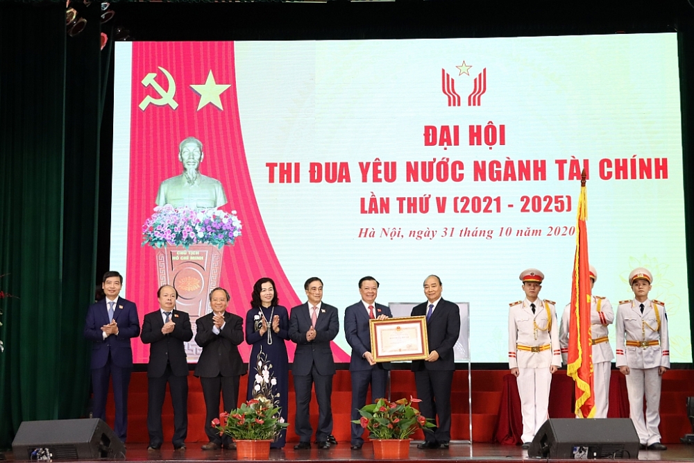 Thủ tướng Nguyễn Xuân Phúc trao Huân Độc lập hạng Nhất cho tập thể lãnh đạo Bộ Tài chính.