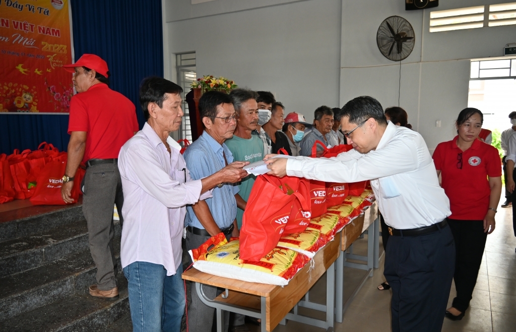 Vedan Việt Nam trao 1.000 phần quà Tết cho người dân có hoàn cảnh khó khăn