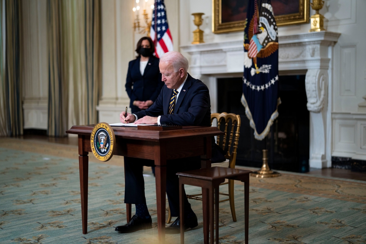 Tổng thống Mỹ Joe Biden ký sắc lệnh hành pháp thúc đẩy nỗ lực hợp tác với các đồng minh trong lĩnh vực chip bán dẫn và các sản phẩm đóng vai trò chiến lược của Mỹ. Ảnh: NY Times