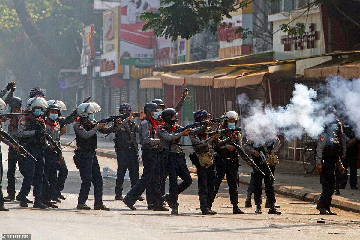 Cảnh sát Myanmar trấn áp biểu tình hôm 28/2. Ảnh: Reuters.