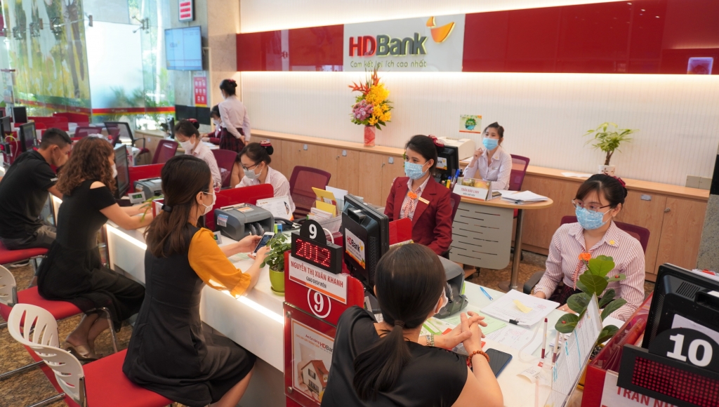 Khách hàng giao dịch tại ngân hàng HD Bank.