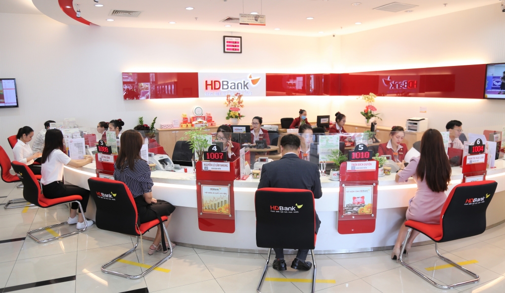 Khách hàng giao dịch tại ngân hàng HD Bank.