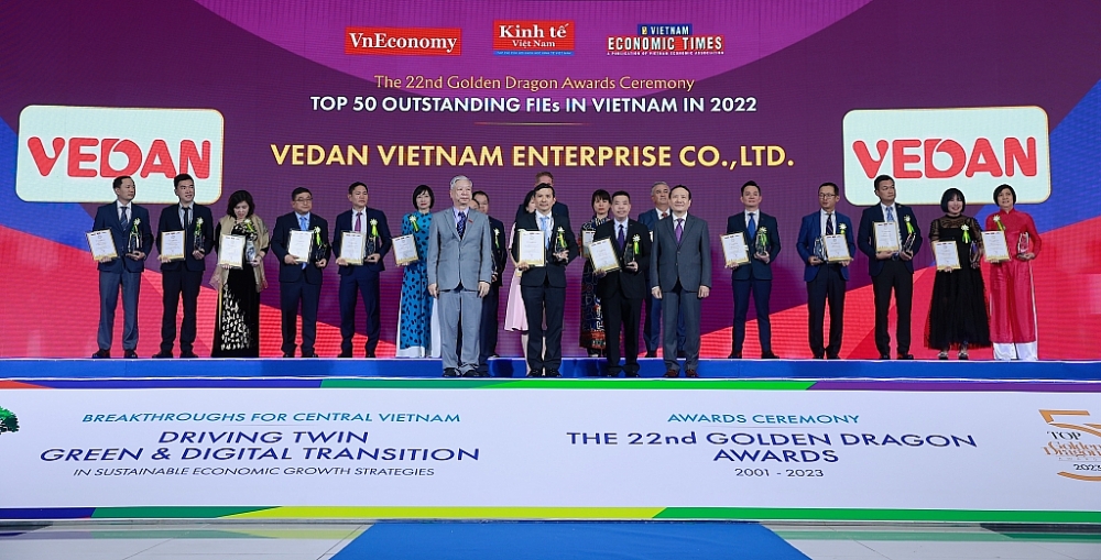 Đại diện của Công ty CPHH Vedan Việt Nam（đứng giữa ) nhận giải thưởng Rồng Vàng
