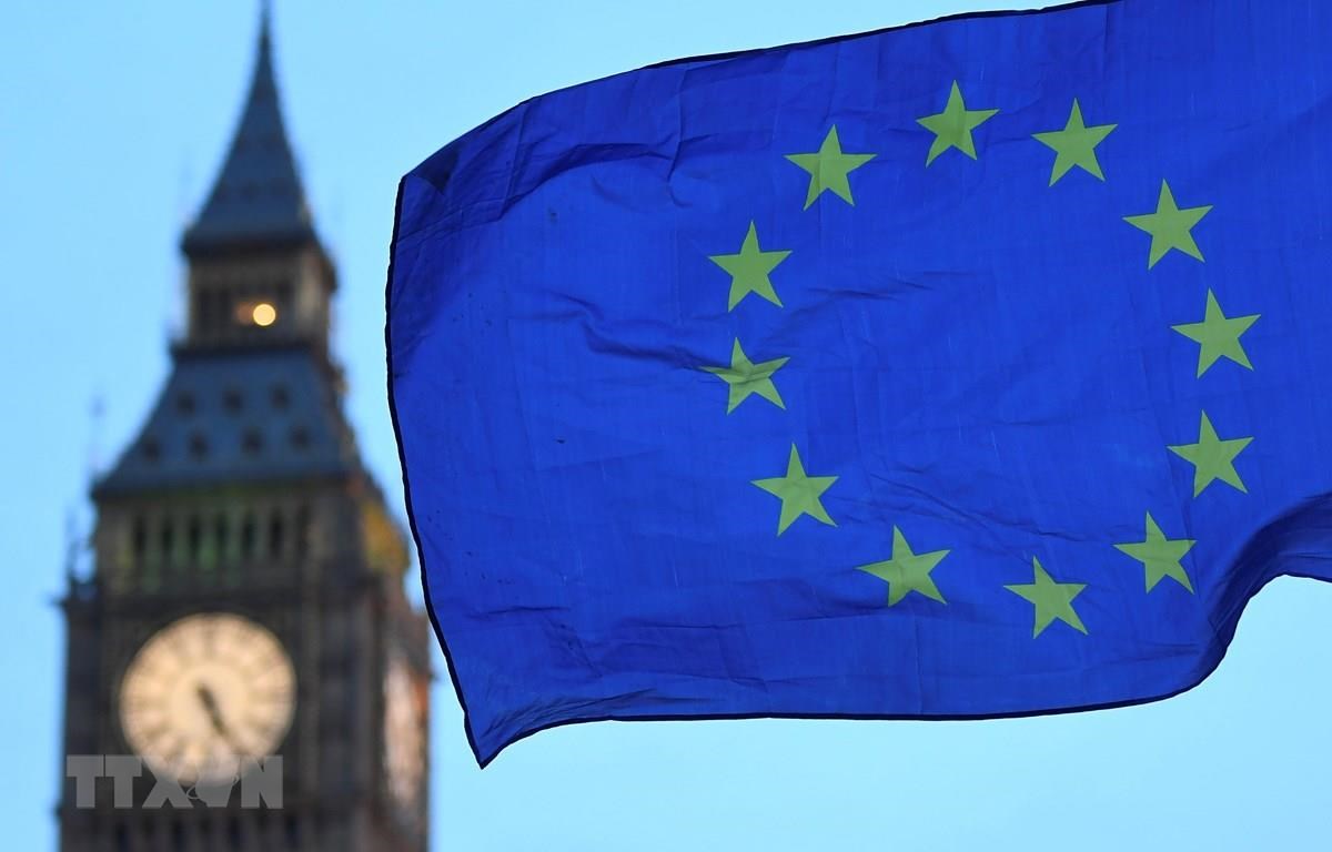 Cờ Liên minh châu Âu bay gần Tháp Elizabeth ở London, Anh. (Ảnh: AFP/TTXVN)