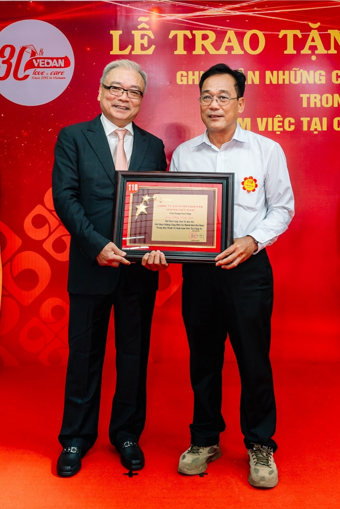 Ông Chống Nam Sanh - Xưởng nước đường maltose nhận kỷ niệm chương 25 năm có logo Vedan bằng vàng từ Tổng Giám đốc