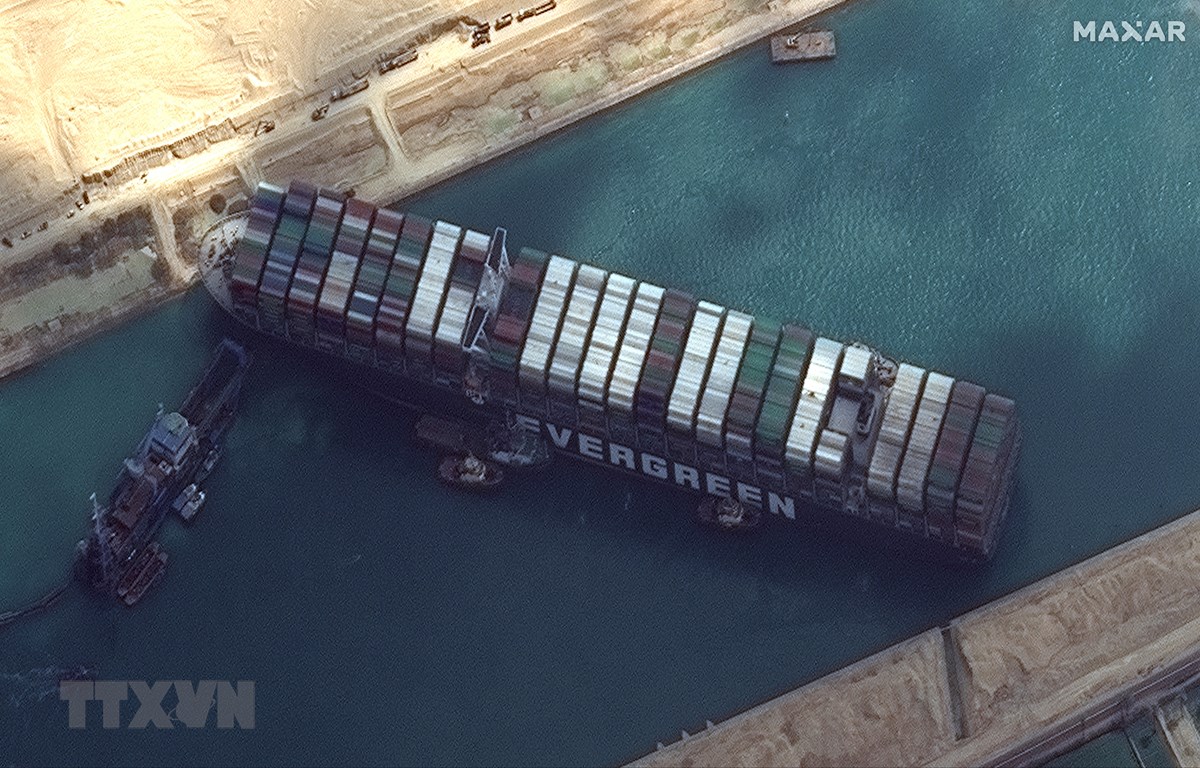 Tàu Ever Given bị mắc cạn ở khu vực phía Nam Kênh đào Suez, Ai Cập, ngày 26/3/2021. (Ảnh: AFP/TTXVN)