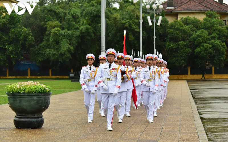 anh: nghi le treo co ru quoc tang nguyen tong bi thu le kha phieu tai ha noi hinh 1