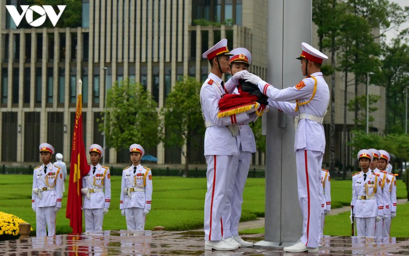 anh: nghi le treo co ru quoc tang nguyen tong bi thu le kha phieu tai ha noi hinh 5